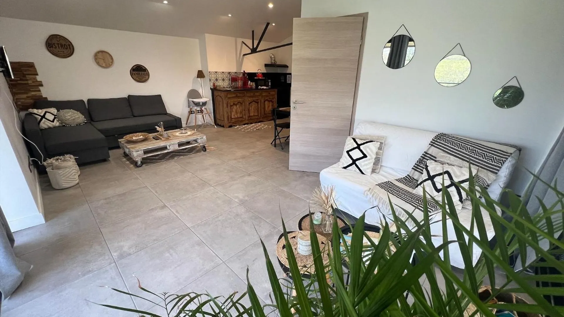 Studio Proche Moulins Bressolles  France